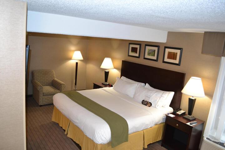 1 King Bed (6 of 18)