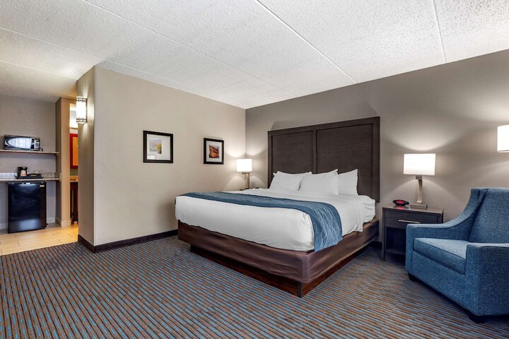 1 King Bed (4 of 11)