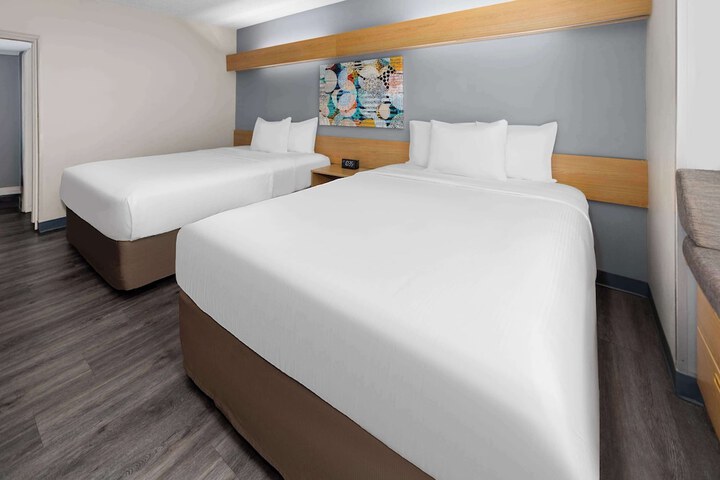 1 Queen Bed (10 of 14)