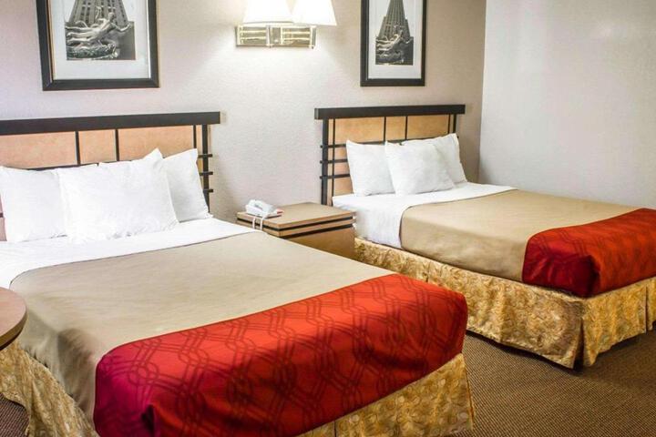 2 Double Beds (9 of 10)