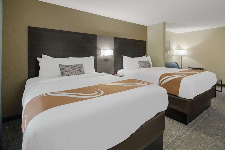 1 Queen Bed Accessible (24 of 26)