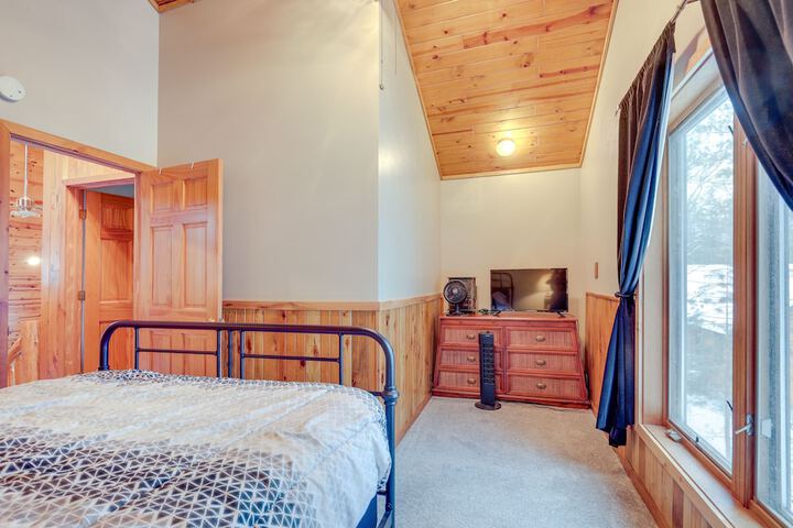 Lakefront Rhinelander Retreat w / Private Hot Tub!