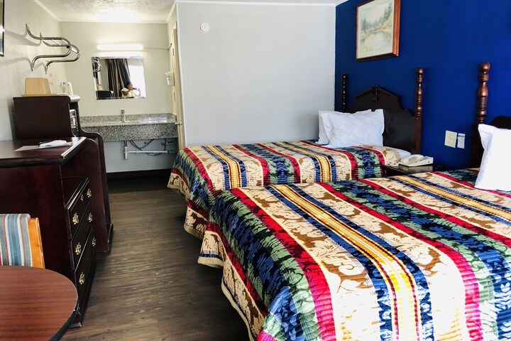 Room 7 of 12