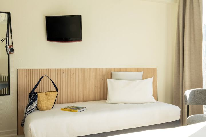 Room 10 of 28