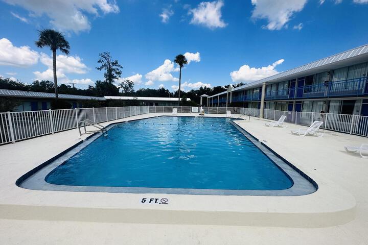 Pool Hotel