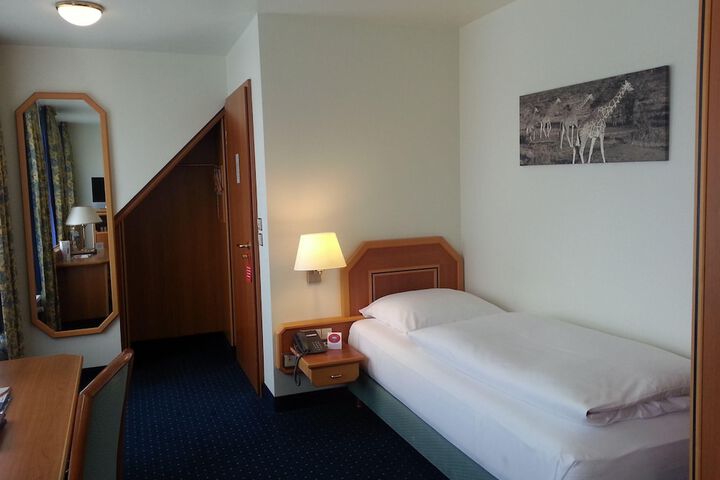Room 33 of 87
