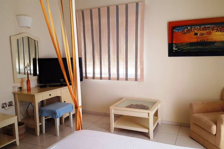 Room 4 of 33