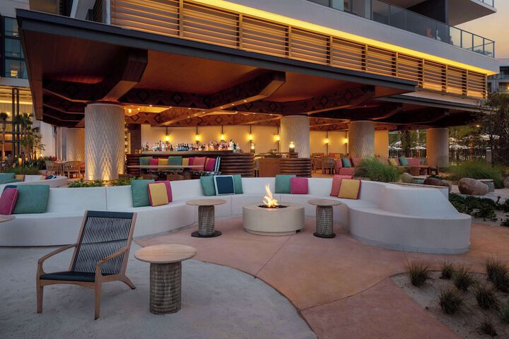 Lounge 195 of 243