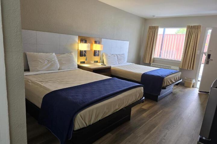 2 Queen Beds (2 of 2)