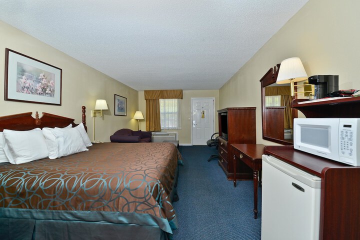 1 King Bed (1 of 11)