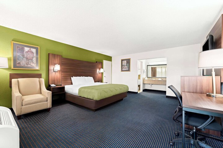 1 King Bed (6 of 26)