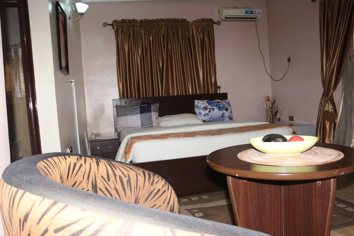 Room 17 of 28