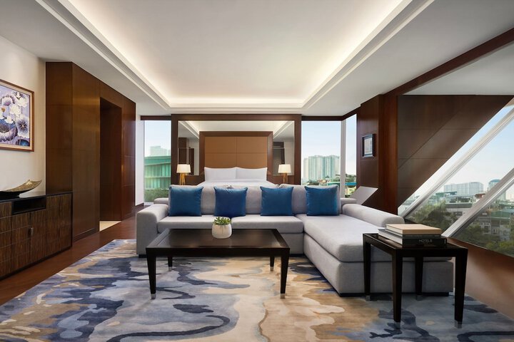 Room 33 of 176