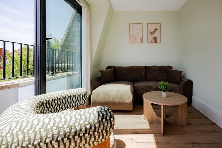 Lounge 43 of 50
