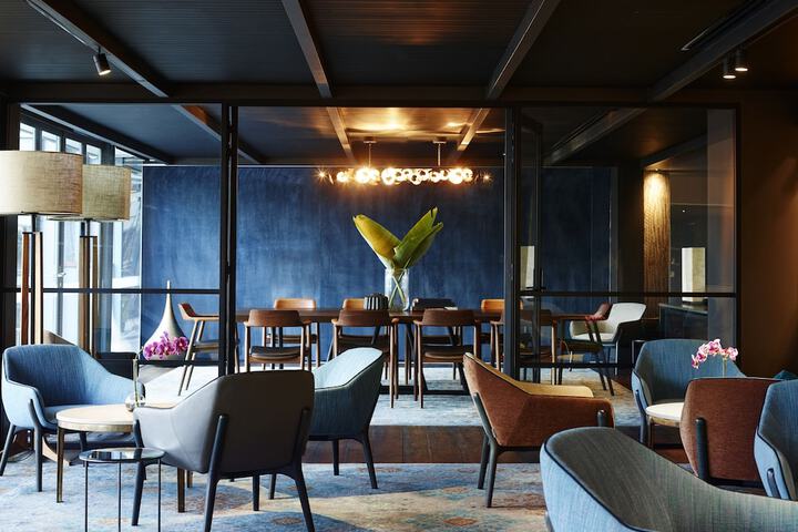 Lounge 112 of 164