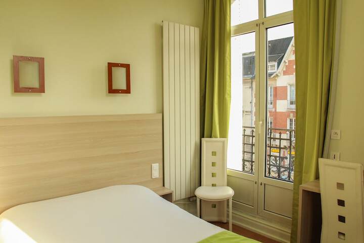 Room 33 of 46