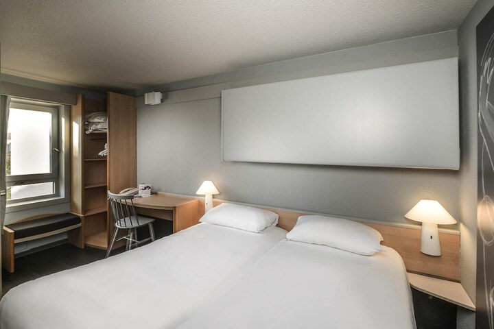Room 12 of 29