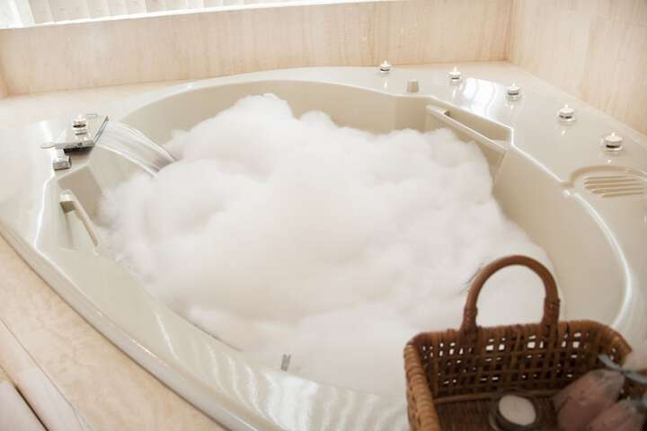 Deep soaking bathtub