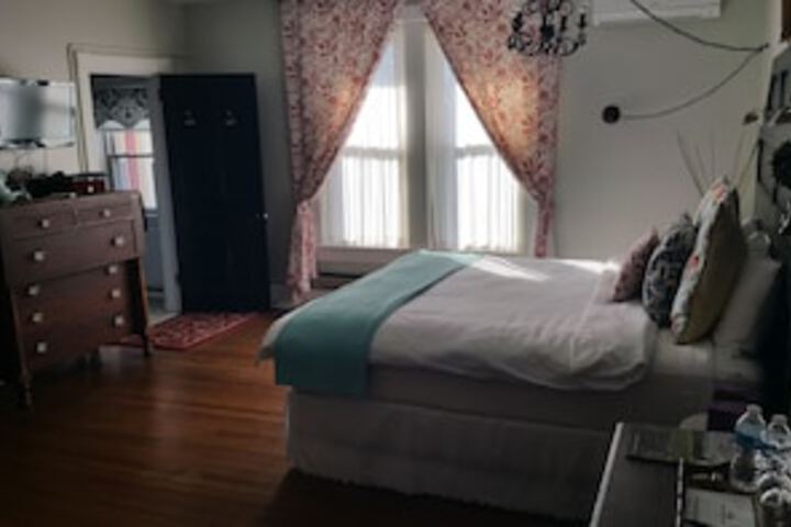 Room 25 of 198