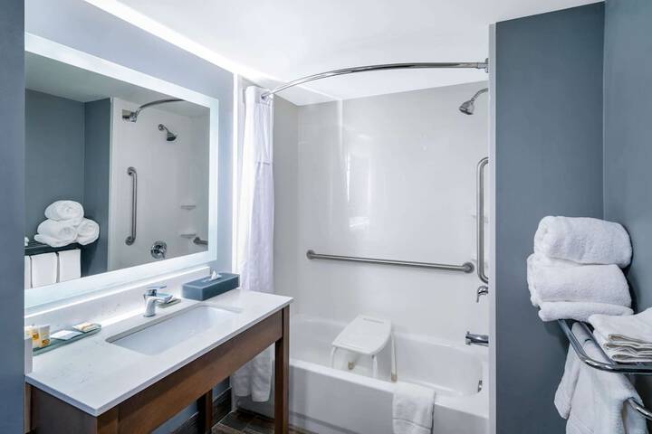 2 Queen Beds Mobility Accessible (3 of 8)