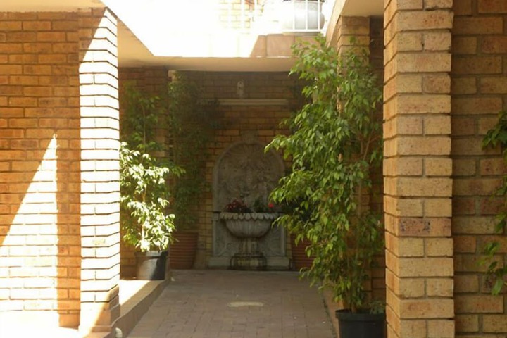 Hotel Exterior 14 of 17