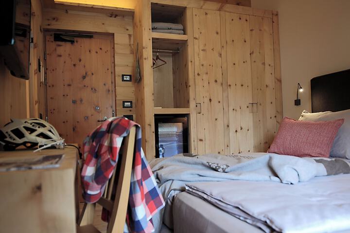 Room 14 of 176