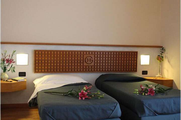 Room 11 of 32