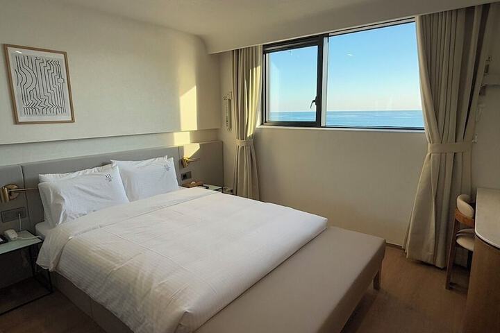 Room 9 of 37