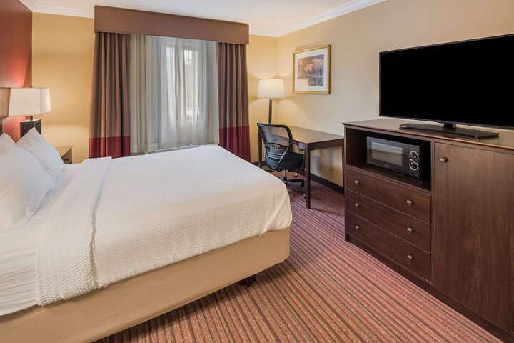 1 Queen Bed High Speed Internet Accessible Microwave and Refrigerator, Iron and Ironing B (4 of 15)
