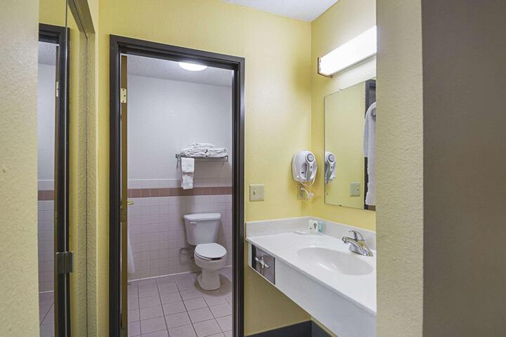 1 Queen Bed Accessible (3 of 5)