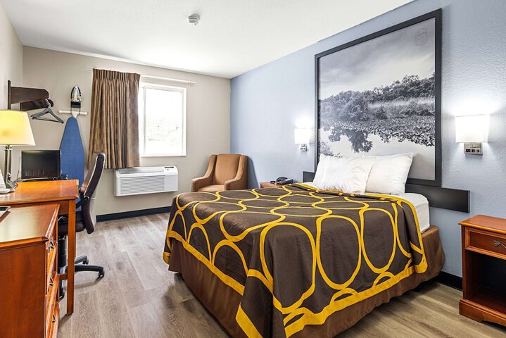 1 Queen Bed (15 of 24)