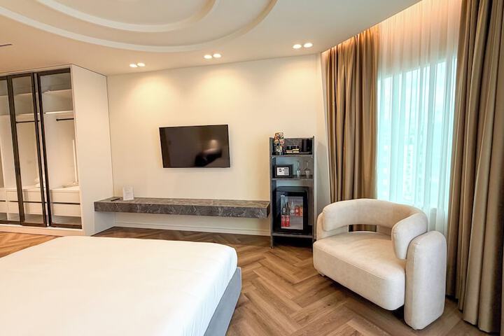Room 3 of 104