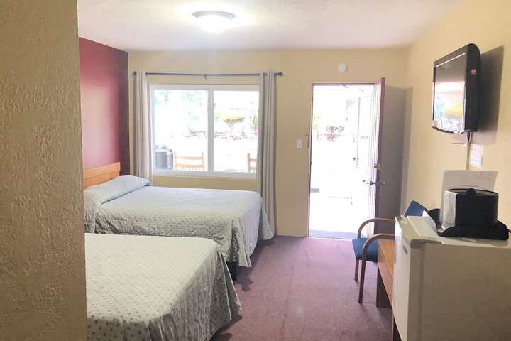 2 Double Beds (12 of 14)