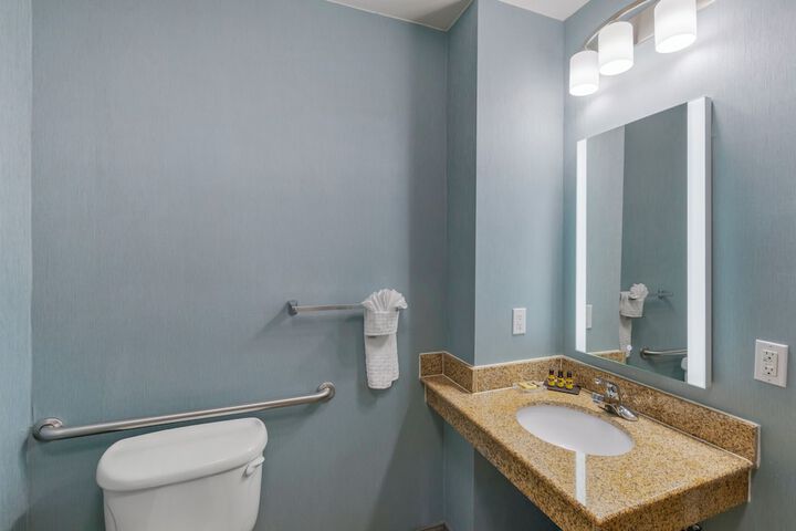 1 King Bed High Speed Internet Accessible Microwave and Refrigerator Flat Screen Television Desk Full Breakfast (12 of 12)