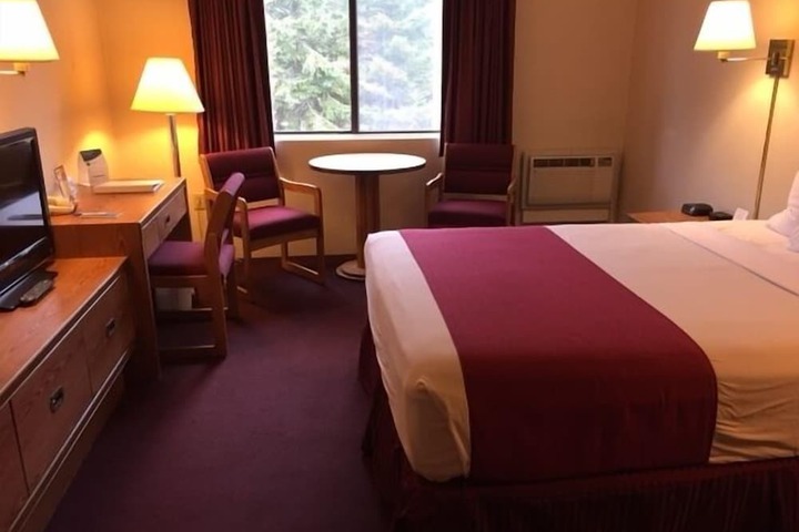 1 Queen Bed (11 of 15)