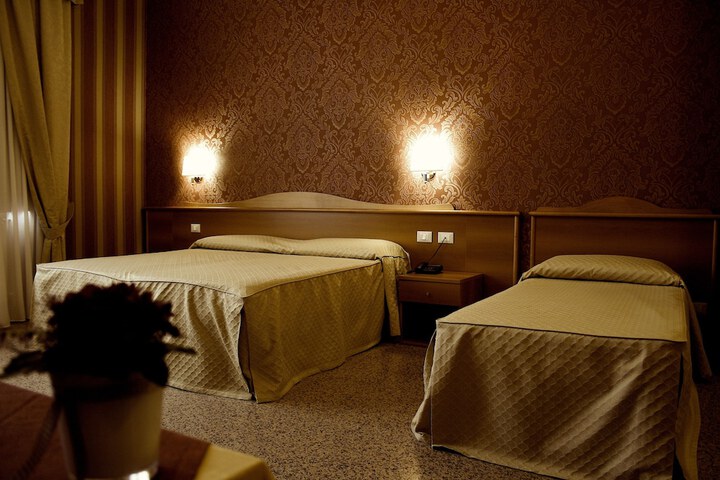 Room 6 of 42