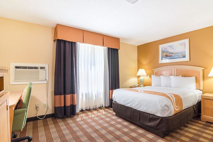 1 Queen Bed (11 of 12)