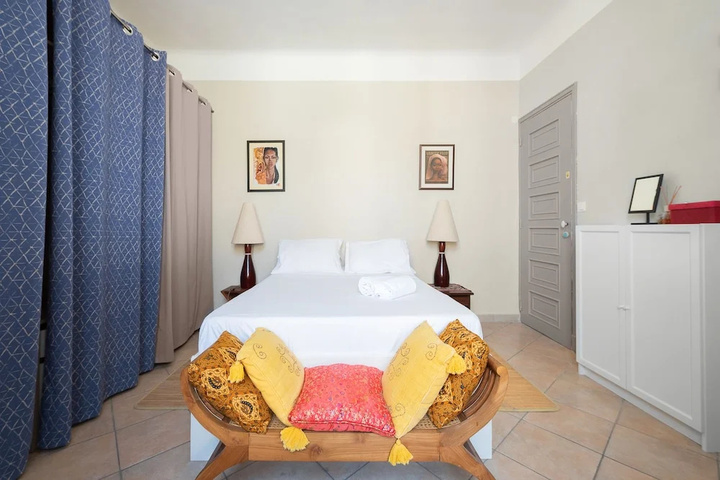 Room 2 of 10