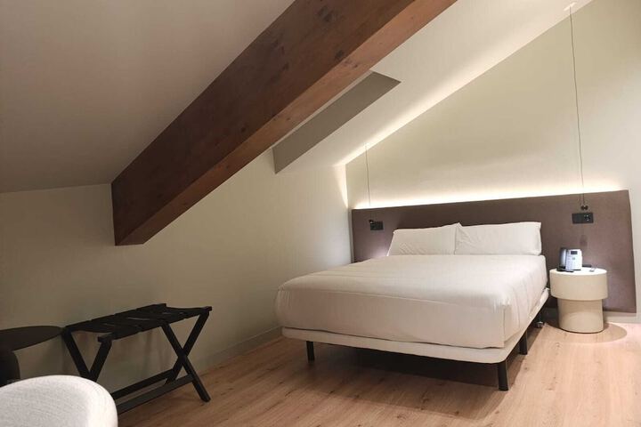 Room 5 of 27
