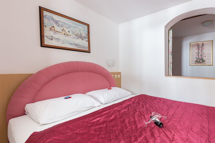 Room 2 of 125