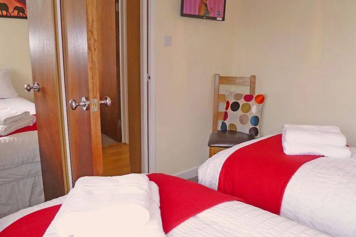 Room 4 of 16