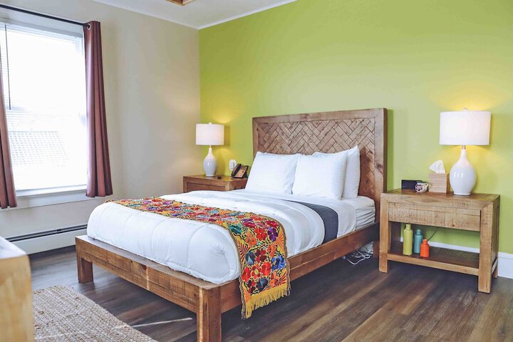 1 Queen Bed (33 of 40)