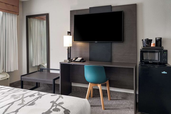 Queen Bed Accessible (12 of 12)
