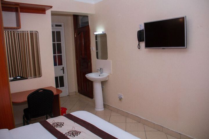 Room 6 of 13
