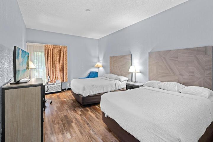 2 Queen Beds (2 of 5)