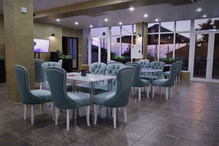Dining 7 of 15
