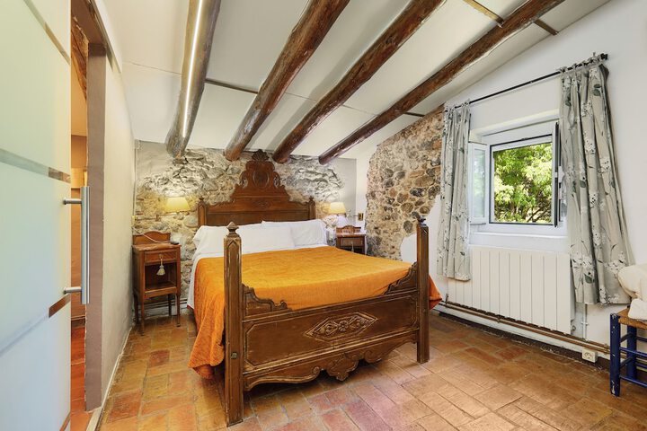 Room 6 of 28