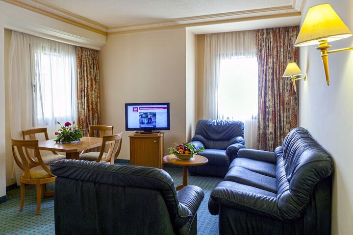 Room 16 of 48
