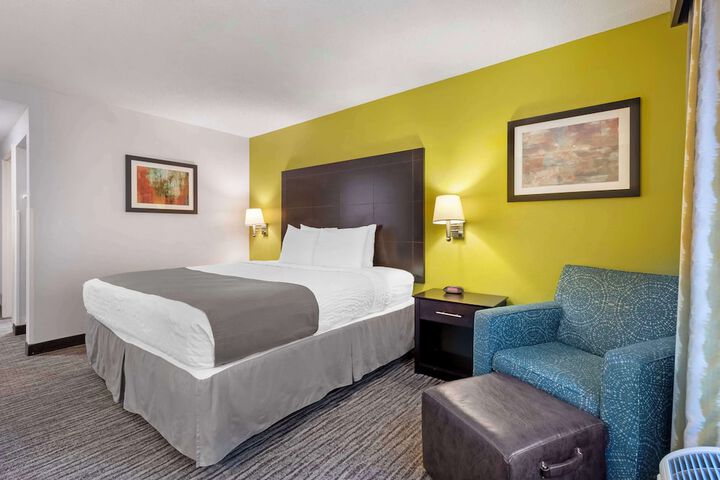 1 King Bed Microwave and Refrigerator Full Breakfast (2 of 14)