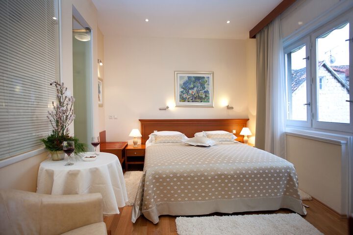 Room 4 of 76